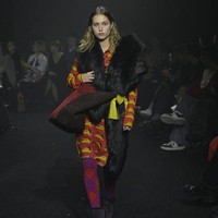 Fashion show koleksi busana Burberry Fall/Winter 2023. Foto: Giovanni Giannoni/ Getty Images.