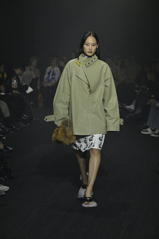 Fashion show koleksi busana Burberry Fall Winter 2023. Foto: Giovanni Giannoni/ Getty Images.