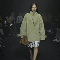 Fashion show koleksi busana Burberry Fall Winter 2023. Foto: Giovanni Giannoni/ Getty Images.