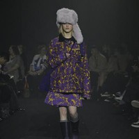 Fashion show koleksi busana Burberry Fall Winter 2023. Foto: Giovanni Giannoni/ Getty Images.