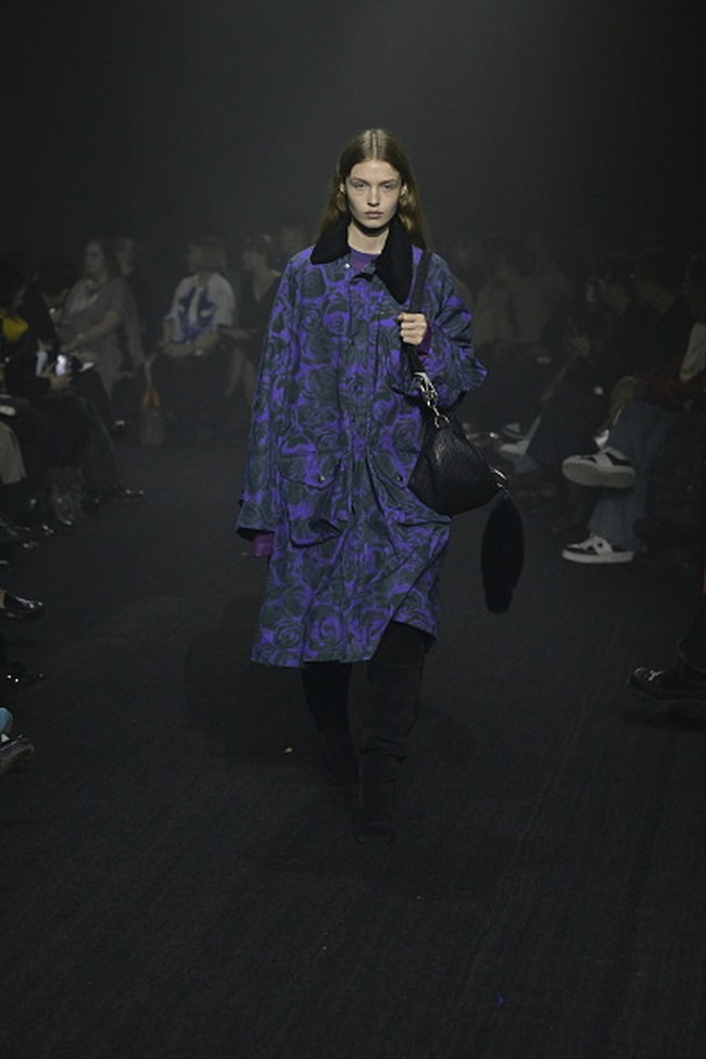 Fashion show koleksi busana Burberry Fall Winter 2023. Foto: Giovanni Giannoni/ Getty Images.