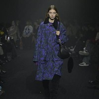 Fashion show koleksi busana Burberry Fall Winter 2023. Foto: Giovanni Giannoni/ Getty Images.