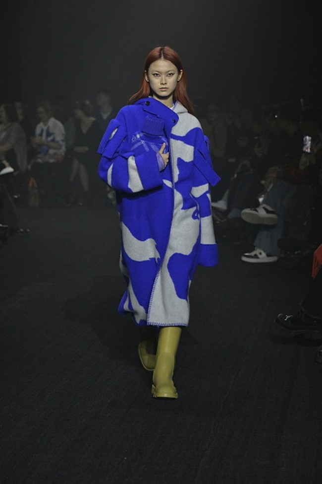 Fashion show koleksi busana Burberry Fall Winter 2023. Foto: Giovanni Giannoni/ Getty Images.