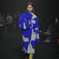 Fashion show koleksi busana Burberry Fall Winter 2023. Foto: Giovanni Giannoni/ Getty Images.