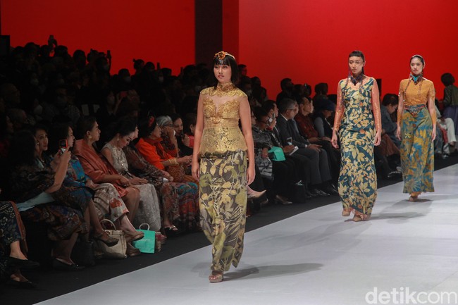 Batik ecoprint merupakan salah satu jenis batik yang metode pembuatannya memanfaatkan pewarna alami dari tanin atau zat warna daun, akar atau batang yang diletakan pada sehelai kain, kemudian kain tersebut direbus. Foto: Ari Saputra/Detikcom.