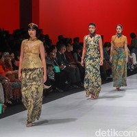 Batik ecoprint merupakan salah satu jenis batik yang metode pembuatannya memanfaatkan pewarna alami dari tanin atau zat warna daun, akar atau batang yang diletakan pada sehelai kain, kemudian kain tersebut direbus. Foto: Ari Saputra/Detikcom.