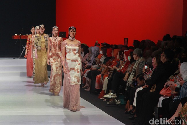Indonesia Fashion Week 2023 menampilkan 400 peserta pameran dan 200 desainer. Salah satu desainer itu adalah Iko Butoni yang menghadirkan batik ramah lingkungan. Foto: Ari Saputra/Detikcom.