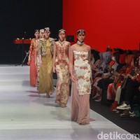 Indonesia Fashion Week 2023 menampilkan 400 peserta pameran dan 200 desainer. Salah satu desainer itu adalah Iko Butoni yang menghadirkan batik ramah lingkungan. Foto: Ari Saputra/Detikcom.