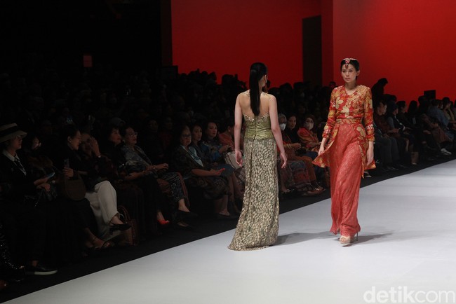 Iko mengatakan biasanya orang lebih cenderung berbusana casual dan urban. Pemikiran saya kita juga harus menampilkan dunia luar, ini juga bisa dipakai daily wear. Makanya saya mencari sisi lain koleksi ecoprint dengan bahan sutera, brokat dan semuanya dari Indonesia, kata Iko Butoni saat ditemui Wolipop di Indonesia Fashion Week 2023 (22/2/2023). Foto: Ari Saputra/Detikcom.