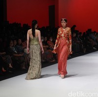 Iko mengatakan biasanya orang lebih cenderung berbusana casual dan urban. Pemikiran saya kita juga harus menampilkan dunia luar, ini juga bisa dipakai daily wear. Makanya saya mencari sisi lain koleksi ecoprint dengan bahan sutera, brokat dan semuanya dari Indonesia, kata Iko Butoni saat ditemui Wolipop di Indonesia Fashion Week 2023 (22/2/2023). Foto: Ari Saputra/Detikcom.