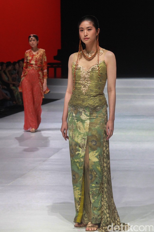 Iko ingin agar desainer lainnya yang menggunakan teknik ecoprint. Ini dapat menggairahkan teman-teman desainer karena bisa mengembangkan ecoprint. Karena selama ni yang casual agak salah dipadukan, atas ecoprint, bawah, jaket dan ditabrakkan jadi jelek sekali jadi tidak indah, seandainya satu karya secara sederhana dengan satu sentuhan bisa menginspirasi karena saya tergabung komunitas ecoprint, jelas Iko. Foto: Ari Saputra/Detikcom.