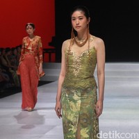 Iko ingin agar desainer lainnya yang menggunakan teknik ecoprint. Ini dapat menggairahkan teman-teman desainer karena bisa mengembangkan ecoprint. Karena selama ni yang casual agak salah dipadukan, atas ecoprint, bawah, jaket dan ditabrakkan jadi jelek sekali jadi tidak indah, seandainya satu karya secara sederhana dengan satu sentuhan bisa menginspirasi karena saya tergabung komunitas ecoprint, jelas Iko. Foto: Ari Saputra/Detikcom.