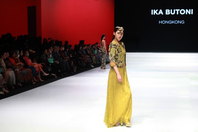 Iko mendukung para pengrajin ecoprint yang mayoritas ibu rumah tangga. Mereka diajari dan tekuni tapi tidak menemukan jalan karena tidak ada akses. Sebetulnya usia ecoprint saya lebih junior tapi karya saya sejak tahun 1983 perusahaan saya ke Hongkong, saya eksport ke 40 negara secara massal. Permodel saya menerima 2000-3000 per model, kata Iko. Foto: Ari Saputra/Detikcom.