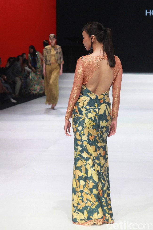 Iko ingin menampilkan koleksi ecoprint dengan cara yang berbeda. Dia ingin menciptakan karya yang ramah lingkungan. Tahun 2010 ke atas kondisi ekonomi saya sudah berubah dan saya merasa saya tidak ingin menekuni sesuatu yang bentuknya massal dan merusak lingkungan. Seperti high dan fast fashion, saya memilih slow fashion dan mendedikasi pengalaman saya sendiri bisa digunakan untuk teman-teman pengrajin (ecoprint), tuturnya. Foto: Ari Saputra/Detikcom.