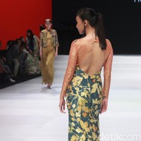 Iko ingin menampilkan koleksi ecoprint dengan cara yang berbeda. Dia ingin menciptakan karya yang ramah lingkungan. Tahun 2010 ke atas kondisi ekonomi saya sudah berubah dan saya merasa saya tidak ingin menekuni sesuatu yang bentuknya massal dan merusak lingkungan. Seperti high dan fast fashion, saya memilih slow fashion dan mendedikasi pengalaman saya sendiri bisa digunakan untuk teman-teman pengrajin (ecoprint), tuturnya. Foto: Ari Saputra/Detikcom.