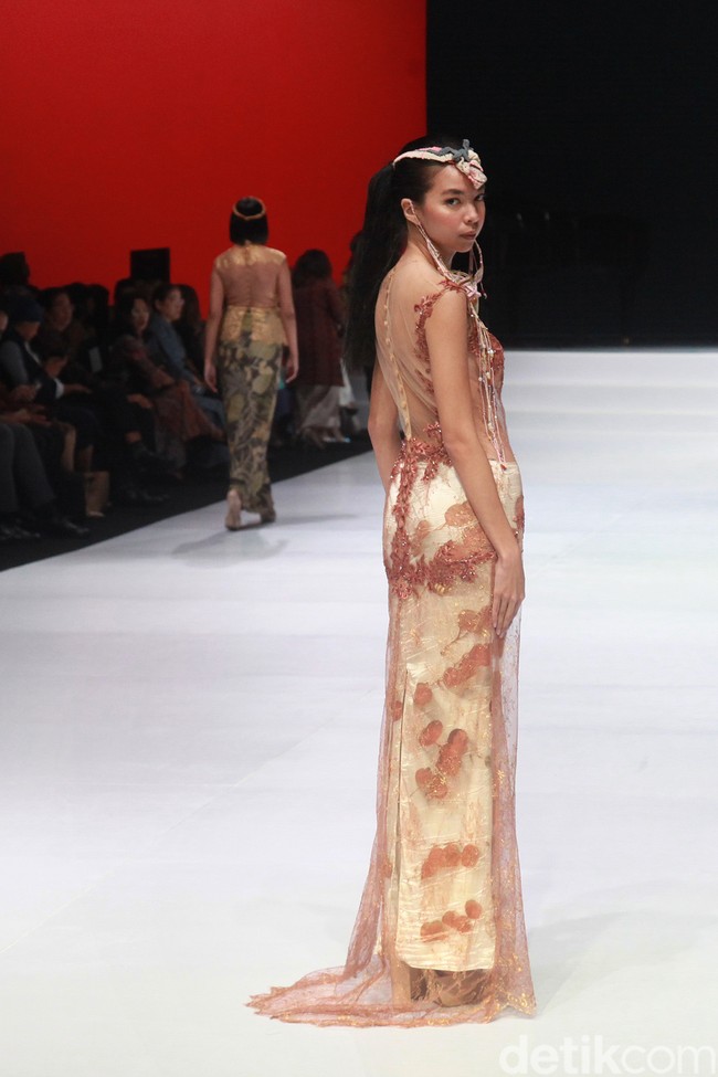 Iko lulusan Sastra Universitas Indonesia, sebelum menjadi perancang busana. Iko awalnya terpilih dalam mencarian pramugari. Anak sastra rambutnya cepak dan tidak tahu makeup, mungkin ini yang menarik mereka karena pola pikir mereka saya tidak akan diterima karena saingan saya pakaiannya bagus dan cantik. Saya tidak mau ikut, jadi saya malah setiap test saya lulus dan menjadi pramugari, sautnya. Foto: Ari Saputra/Detikcom.