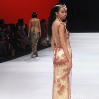 Iko lulusan Sastra Universitas Indonesia, sebelum menjadi perancang busana. Iko awalnya terpilih dalam mencarian pramugari. Anak sastra rambutnya cepak dan tidak tahu makeup, mungkin ini yang menarik mereka karena pola pikir mereka saya tidak akan diterima karena saingan saya pakaiannya bagus dan cantik. Saya tidak mau ikut, jadi saya malah setiap test saya lulus dan menjadi pramugari, sautnya. Foto: Ari Saputra/Detikcom.