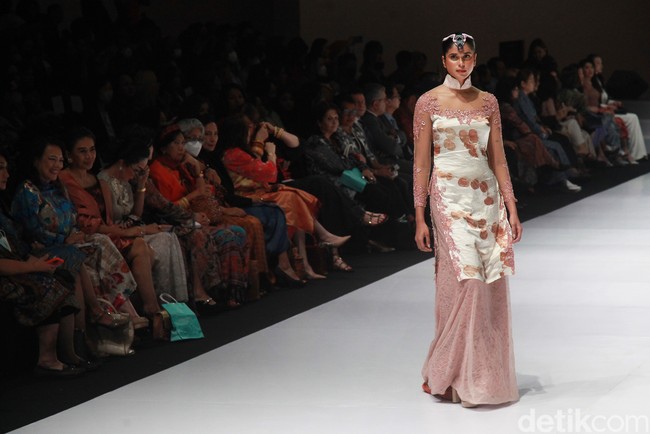 Selama lima tahun menjadi pramugari, pekerjaan itu bertolak belakang dengan passionnya. Saya harus serve orang, itu bukan jiwa saya. Saya lima tahun jadi pramugari sembari bawa perkakas dan standby belajar di tempat potong baju. Saya langsung ke Inggris belajar ke London College of Fashion, dimana mba Ghea, Biyan dan Hary Gunawan juga keluaran sana, tuturnya. Foto: Ari Saputra/Detikcom.