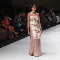 Selama lima tahun menjadi pramugari, pekerjaan itu bertolak belakang dengan passionnya. Saya harus serve orang, itu bukan jiwa saya. Saya lima tahun jadi pramugari sembari bawa perkakas dan standby belajar di tempat potong baju. Saya langsung ke Inggris belajar ke London College of Fashion, dimana mba Ghea, Biyan dan Hary Gunawan juga keluaran sana, tuturnya. Foto: Ari Saputra/Detikcom.