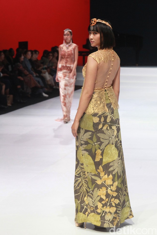 Dia menceritakan awal mula menjadi perancang busana. Sesudah itu saya bekerja di Jerman. Tahun 1983 saya kembali ke Hongkong untuk membuka usaha saya. Itu lah permulaan karier saya. Tidak hanya bisa ilustrasi, tapi saya mempelajari dan membuat segala pola sendiri, pemecahan polanya juga, kata Iko. Foto: Ari Saputra/Detikcom.