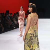 Dia menceritakan awal mula menjadi perancang busana. Sesudah itu saya bekerja di Jerman. Tahun 1983 saya kembali ke Hongkong untuk membuka usaha saya. Itu lah permulaan karier saya. Tidak hanya bisa ilustrasi, tapi saya mempelajari dan membuat segala pola sendiri, pemecahan polanya juga, kata Iko. Foto: Ari Saputra/Detikcom.