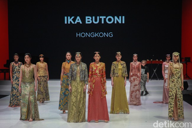 Dan saya kaget kali ini saya menutup perusahaan di Hongkong dan mengembalikan semuanya ke Indonesia tepatnya di Bali. Saya kaget sekali, penjahit padahal mengajar tapi tidak bisa memecah pola. Ada dua koleksi yang harus out karena saya malu dan akan mencari penjahit sudah lebih mengerti membuka pola dan berkutat lebih dan fokus ke Indonesia saja, itu sudah menjadi visi dan misi saya, tutup Iko.  Foto: Ari Saputra/Detikcom.