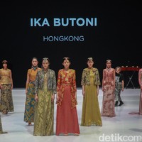 Dan saya kaget kali ini saya menutup perusahaan di Hongkong dan mengembalikan semuanya ke Indonesia tepatnya di Bali. Saya kaget sekali, penjahit padahal mengajar tapi tidak bisa memecah pola. Ada dua koleksi yang harus out karena saya malu dan akan mencari penjahit sudah lebih mengerti membuka pola dan berkutat lebih dan fokus ke Indonesia saja, itu sudah menjadi visi dan misi saya, tutup Iko.  Foto: Ari Saputra/Detikcom.