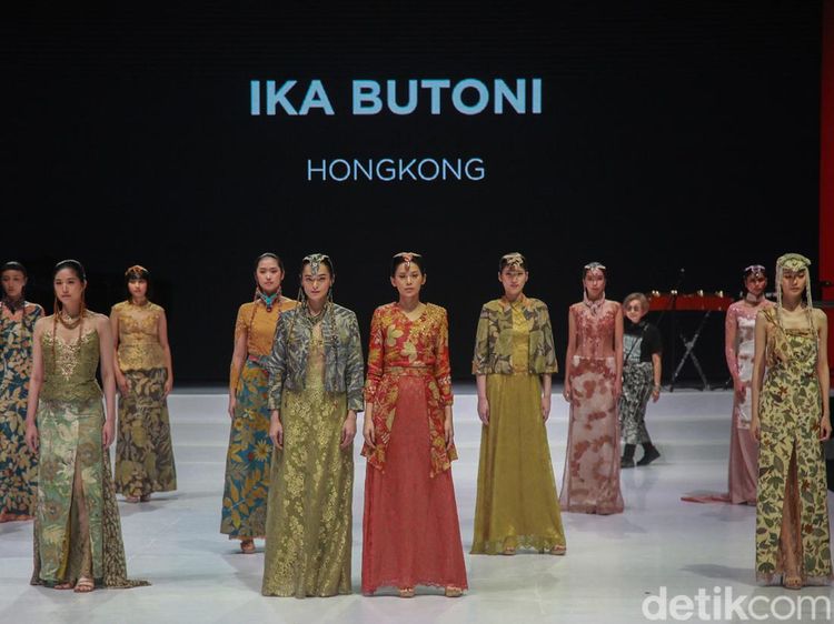 10 Koleksi Batik Ecoprint Ramah Lingkungan di Indonesia Fashion Week 2023