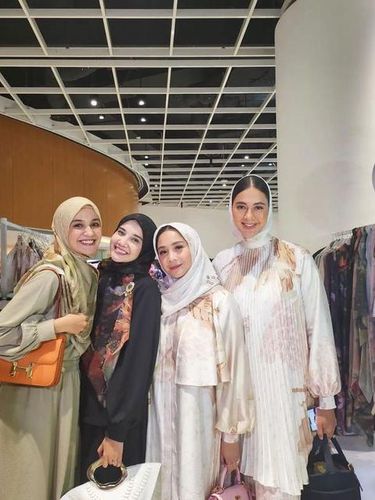 Gaya Nagita Slavina mengenakan hijab saat menghadiri acara brand Laudya Cynthia Bella.
