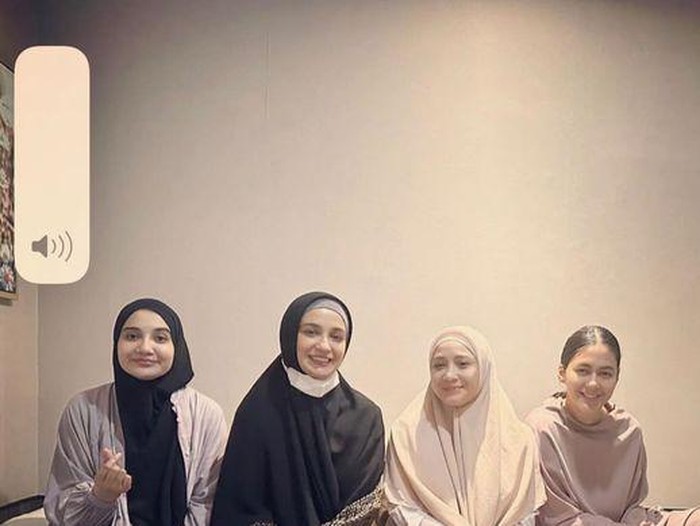 Gaya Nagita Slavina pakai hijab syari seperti santri.