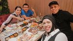 Keseruan Geni Faruk dan Suami saat Makan Bareng Besan