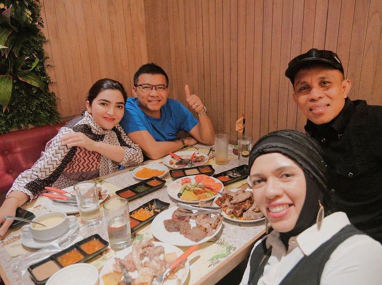 Keseruan Geni Faruk dan Suami saat Makan Bareng Besan