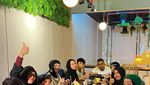 Keseruan Geni Faruk dan Suami saat Makan Bareng Besan