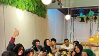 Saking hobi kulineran, Geni Faruk dan keluarga sudah sering mengunjungi berbagai restoran. Tak ketinggalan restoran Korea sekali pun. Foto: Instagram @geniFaruk