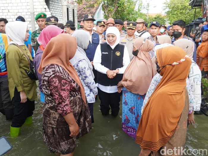 Gubernur Jatim Khofifah Indar Parawansa salurkan paket bantuan untuk korban banjir Lamongan