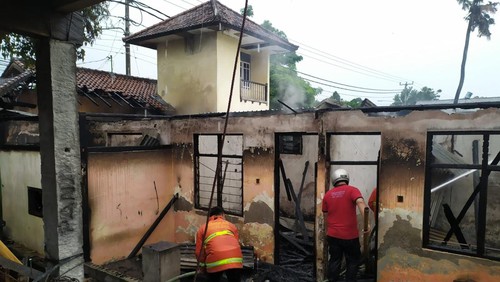 Warung dan gudang berisi granit di Lovina, Singaraja, terbakar hingga mengakibatkan kerugian Rp 100 juta.
