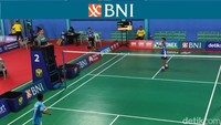 Partai-partai semifinal BNI Sirnas B Kepri 2023 dimainkan di GOR Banda Baru, Batam, sejak Jumat (24/2/2023) siang. Ada 20 pertandingan digelar untuk berebut tiket ke final. Foto: Bayu Baskoro/detikcom