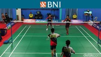 Selepas rangkaian partai semifinal hari ini, BNI Sirnas B Kepri 2023 akan masuk ke partai-partai puncak yang dijadwalkan berlangsung hari Sabtu (25/2) besok mulai pukul 10.00 WIB. Sebelum rangkaian pertandingan dimainkan, akan ada coaching clinic dari PBSI. Foto: Bayu Baskoro/detikcom