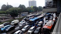 Bus TransJakarta ikut terjebak macet.