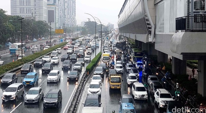 Seperti biasa, kemacetan terjadi di Jalan Gatot Subroto, Jakarta Selatan. Kemacetan semakin parah efek hujan yang mengguyur Jakarta sejak pagi hari.