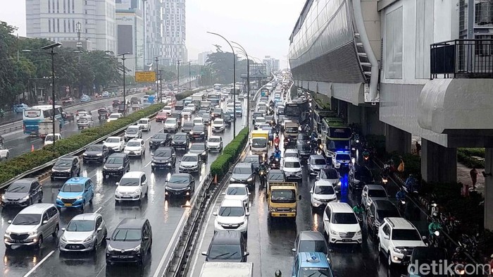 Seperti biasa, kemacetan terjadi di Jalan Gatot Subroto, Jakarta Selatan. Kemacetan semakin parah efek hujan yang mengguyur Jakarta sejak pagi hari.