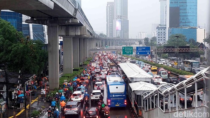Seperti biasa, kemacetan terjadi di Jalan Gatot Subroto, Jakarta Selatan. Kemacetan semakin parah efek hujan yang mengguyur Jakarta sejak pagi hari.