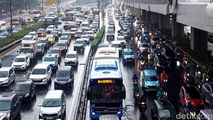 Seperti biasa, kemacetan terjadi di Jalan Gatot Subroto, Jakarta Selatan. Kemacetan semakin parah efek hujan yang mengguyur Jakarta sejak pagi hari.