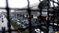 Ratusan kendaraan terjebak macet di depan Gedung Smesco Indonesia, Jalan Gatot Subroto, Jakarta Selatan, Jumat (24/2/2023).