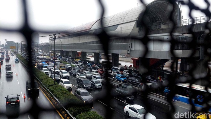 Hujan Sejak Pagi, Jalan Gatot Subroto Mengular Panjang Seperti biasa, kemacetan terjadi di Jalan Gatot Subroto, Jakarta Selatan. Kemacetan semakin parah efek hujan yang mengguyur Jakarta sejak pagi hari.