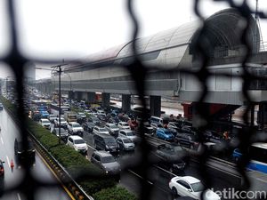 Hujan Sejak Pagi, Jalan Gatot Subroto Mengular Panjang