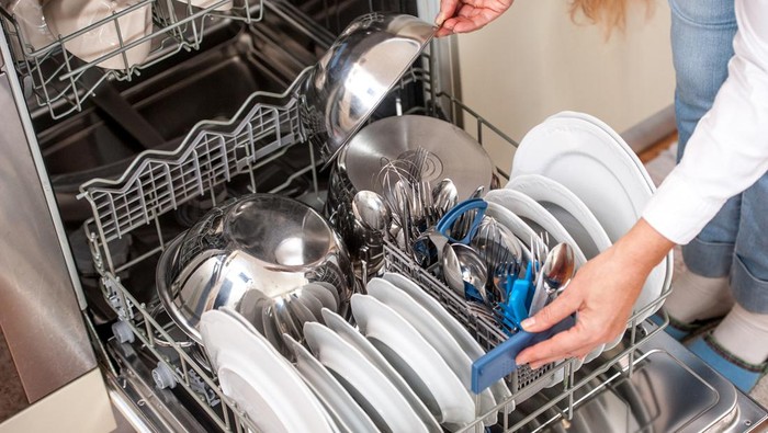 ilustrasi dishwasher/mesin pencuci piring