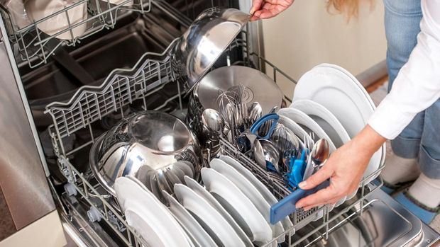 ilustrasi dishwasher/mesin pencuci piring