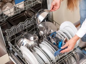 Percaya Nggak? 2 Orang Terkaya Dunia Ini Rajin Cuci Piring Setiap Hari