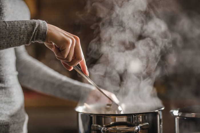 Ilustrasi steaming (mengukus) makanan.